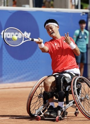 男子シングルス２回戦　プレーする三木拓也＝パリ（共同）