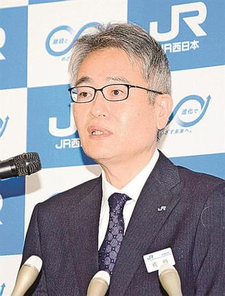 就任会見に臨む佐伯祥一支社長＝米子市弥生町、ＪＲ西日本米子支社