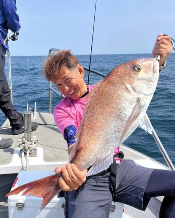 マダイ（８４センチ）。釣り人は高橋政志さん＝松江市美保関町七類沖＝遊漁ジョイフィッシャー境港提供
