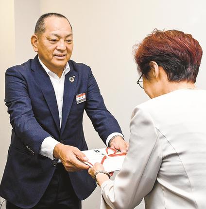 目録を手渡す山陰合同銀行の成相昇常務執行役員山陽営業本部長=広島市中区、広島県庁