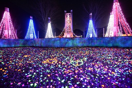 蛍光塗料で光る石が敷き詰められた広場＝雲南市掛合町掛合