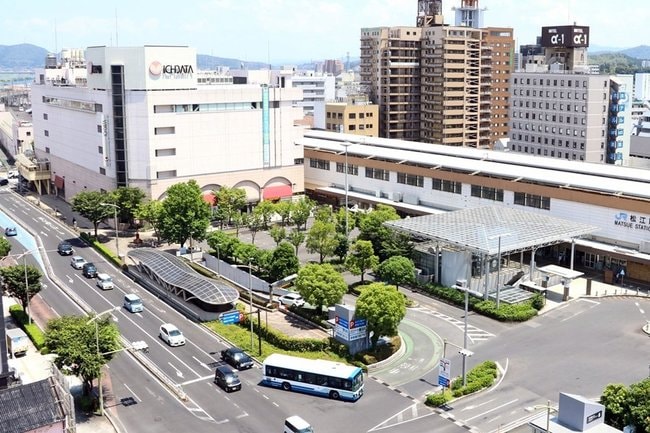 ＪＲ松江駅に隣接する一畑百貨店。松江の玄関口として、跡地の活用策が注目される