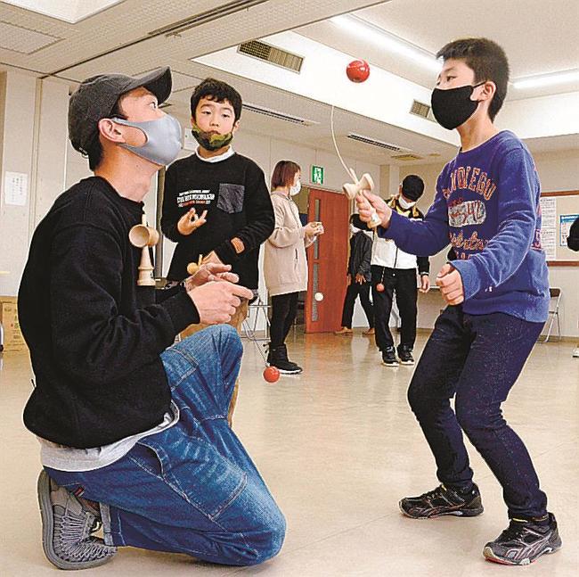 講師（左）に教わりながらけん玉を楽しむ参加者