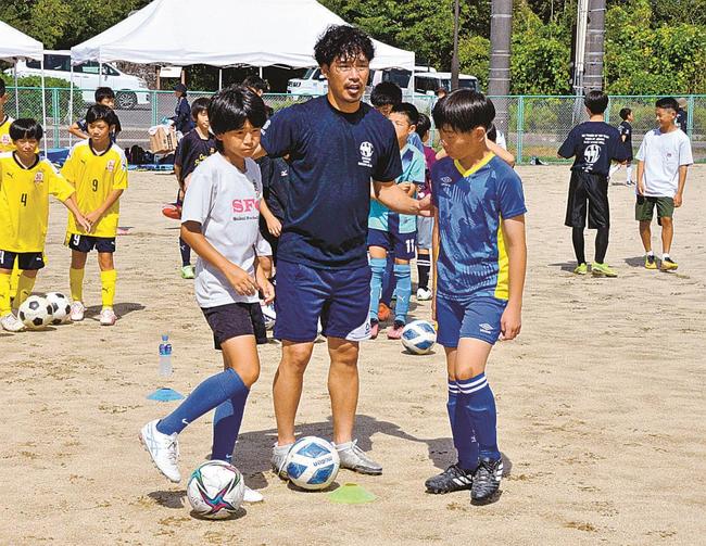 実戦を意識した練習をするよう指導する平野甲斐さん（中央）＝島根県隠岐の島町栄町、町総合運動公園