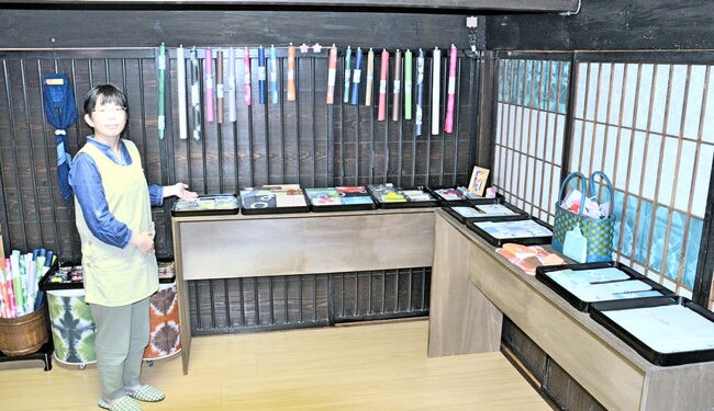 和紙で作った名刺入れやコースターを並べる「広瀬和紙　四季漉」の店内＝安来市広瀬町布部