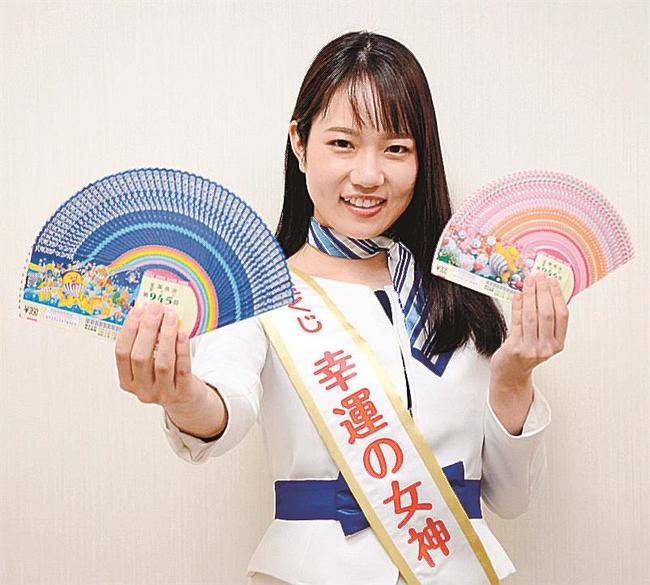 年末ジャンボ宝くじをＰＲする山下理恵さん＝松江市殿町、山陰中央新報社