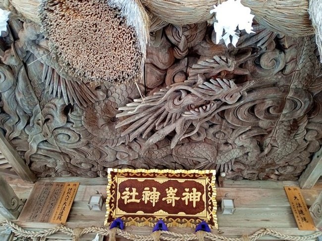 神崎神社拝殿向拝の天井に彫られた全長16メートルの龍=5月9日、鳥取県琴浦町赤碕