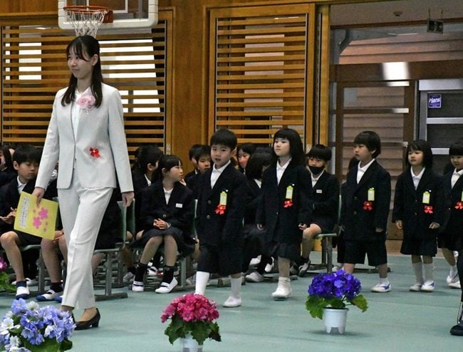 入学式で会場に入る新１年生＝松江市玉湯町湯町、市立義務教育学校玉湯学園