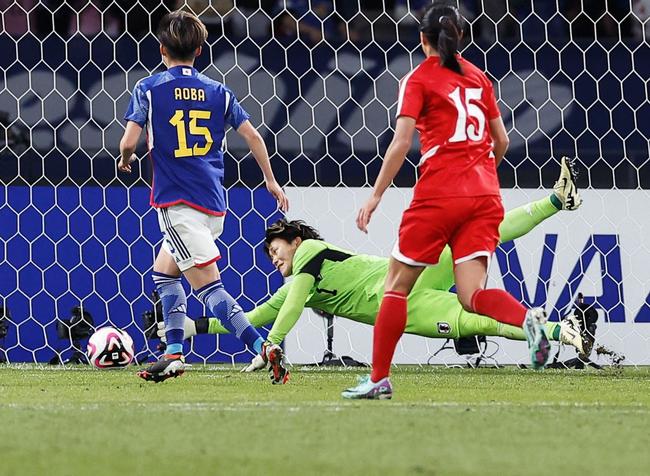 サッカー女子のパリ五輪アジア最終予選の北朝鮮戦で、前半終了間際に好セーブするＧＫ山下杏也加選手＝国立競技場