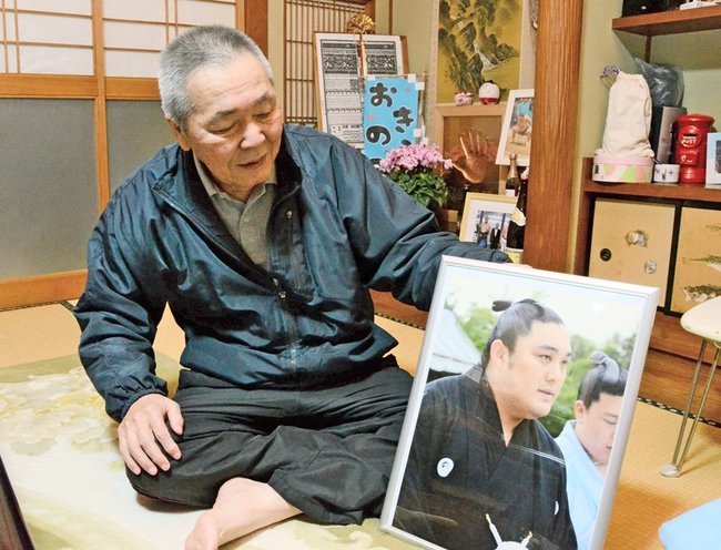 隠岐の海の長い力士生活をねぎらう父親の福岡多喜夫さん＝島根県隠岐の島町港町