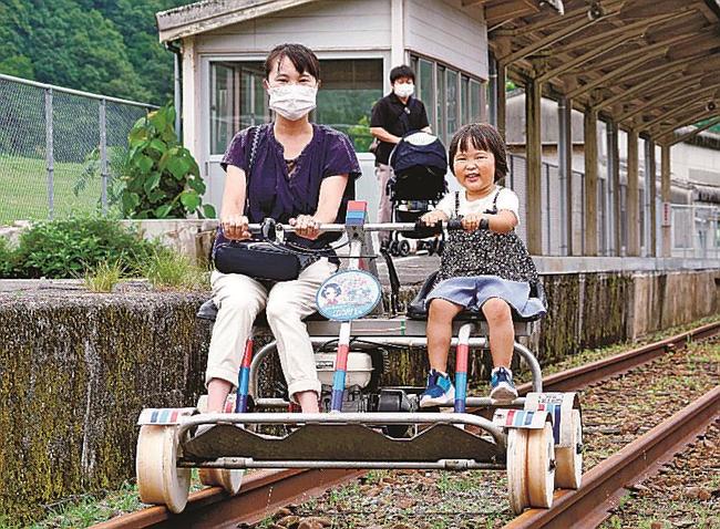 エンジン式のレールバイクを楽しむ親子〓（?）島根県川本町川本、旧ＪＲ石見川本駅