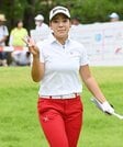 １番のティーショットを打ち終えてカメラにピースをする北村響＝2日、大山平原ゴルフクラブ