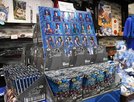 島根スサノオマジックの選手たちのカードが付いてくるウエハース＝松江市殿町、島根県物産観光館