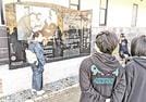 加納佳世子名誉館長（左）から莞蕾の平和活動を教わる児童＝安来市広瀬町布部、市加納美術館