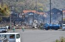 大火から一夜明けた火災現場。建物の骨組みなどが見える＝２日午前、松江市島根町加賀