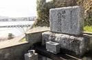 宝福寺の高台に建つ大島幾太郎の墓＝浜田市大辻町
