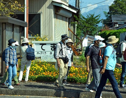 大山を望む手間駅跡を出発する参加者＝鳥取県南部町天萬