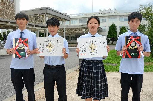 賞状を手にさらなるレベルアップを誓う放送部員＝米子市彦名町、米子工業高等専門学校