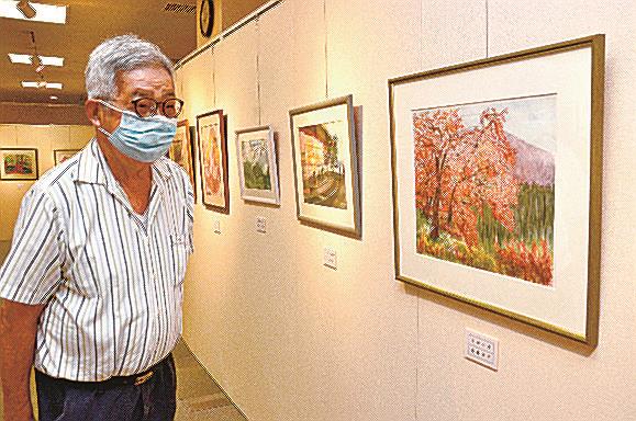 作品を鑑賞する来場者＝松江市東朝日町、中国電力ふれあいホール