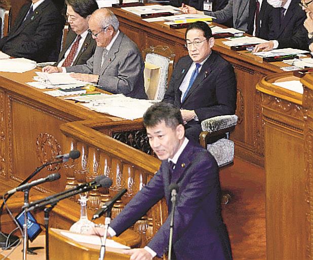 衆院本会議で立憲民主党の泉健太代表（手前）の質問を聞く岸田文雄首相（奥右）＝１月３１日