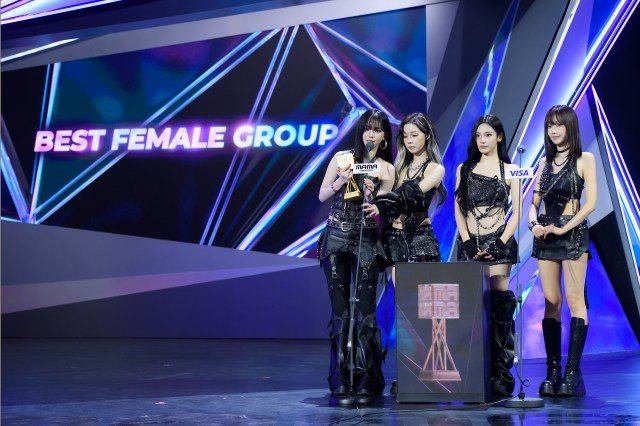 『2025 MAMA AWARDS』「BEST FEMALE GROUP」を受賞したaespa（C）CJ ENM