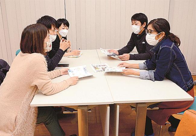 ツアーに向けて話し合う関係者ら＝島根県奥出雲町馬馳、布勢コミュニティーセンター