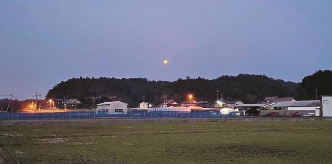 昇（のぼ）る満月＝３月７日、出雲（いずも）市芦渡（あしわた）町で撮影（さつえい）