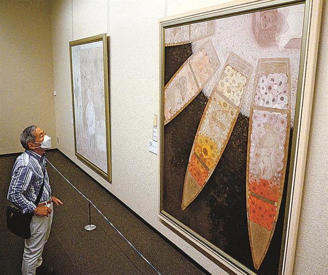 村岡貴美男さんの作品「四季の舟」（右）を鑑賞する来場者＝安来市古川町、足立美術館