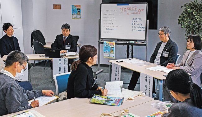 学生の保護者（手前）に就活情報を説明する採用担当者ら＝松江市朝日町、ジョブカフェしまね