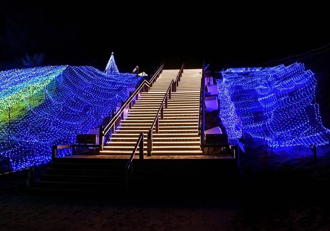 鳥取砂丘イリュージョンの「階段イルミネーション」＝７日午後５時５２分