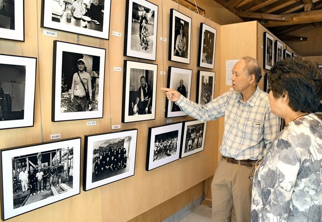 写真展の作品を紹介する細木良男さん（左）＝出雲市西平田町、ファインダーみるみる