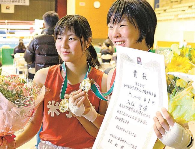 高校時代、全国大会で入江（右）とともに優勝した木下鈴花さん＝２０１７年１２月、米子市内