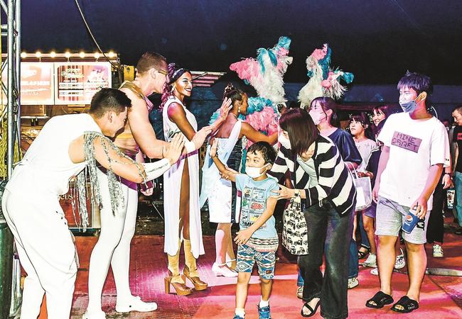 最終公演を楽しんだ観客を見送るパフォーマーたち＝松江市学園南１丁目、旧島根県立プール跡地広場特設大テント