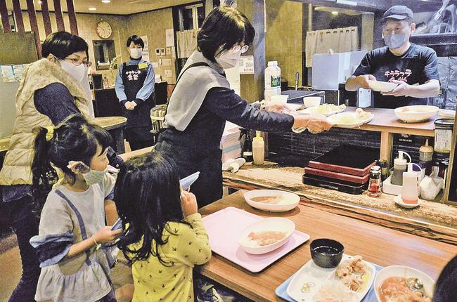 キララっ子食堂でカレーを振る舞う鳥谷修オーナー＝出雲市多伎町、ら～めん工房　海