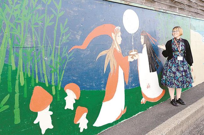 トントゥとかぐや姫の壁画を描いたタンヤ・セベリカンガスさん＝出雲市多伎町小田、多伎行政センター