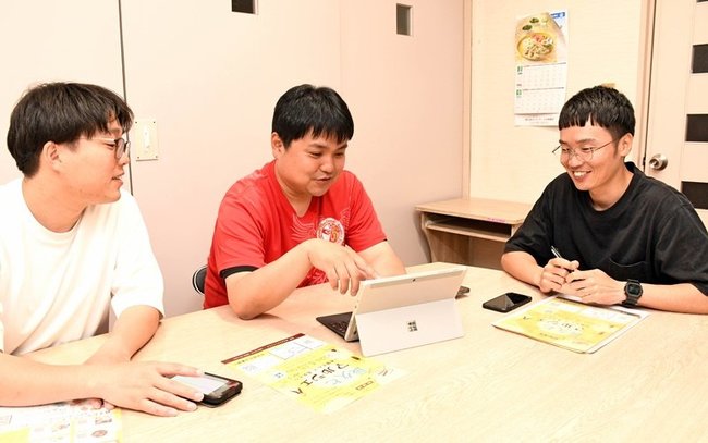 マルシェの開催に向けて打ち合わせする柿本将人さん（中央）ら＝大田市長久町、長久まちづくりセンター