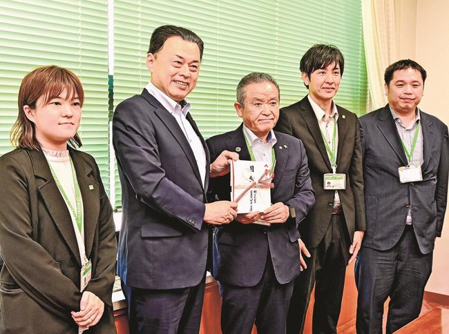 日本赤十字社島根県支部長を務める丸山達也島根県知事（左から２人目）に目録を手渡す田中正彦社長＝松江市殿町、島根県庁