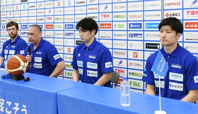 今季の戦いを振り返る（左から）ニック・ケイ、ポール・ヘナレ監督、安藤誓哉、白濱僚祐＝松江市総合体育館