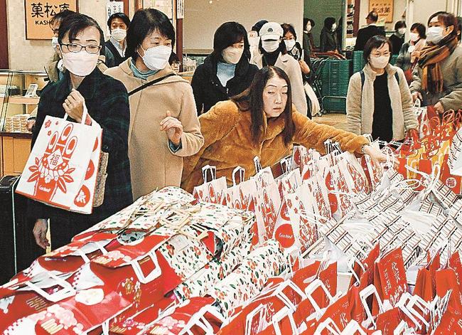 食料品の福袋を買い求める来店者＝松江市朝日町、一畑百貨店