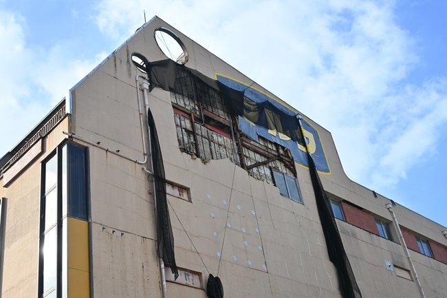 地震の揺れで外壁が落ちた建物＝松江市殿町