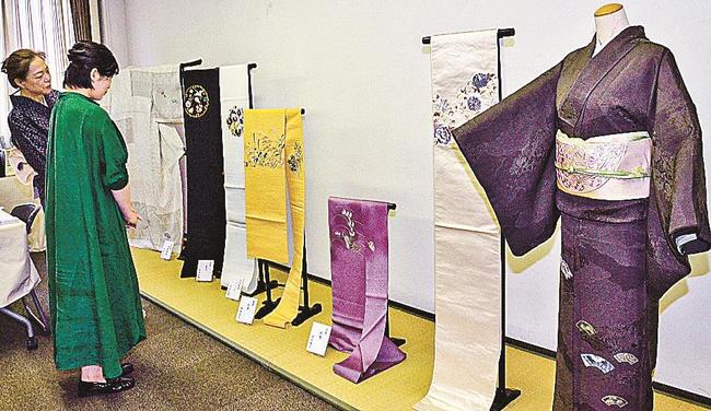 絹糸で縫い表した光沢のある絵柄が目を引く日本刺繍あづさ会米子教室の着物と帯の刺繍作品＝米子市角盤町２丁目、市公会堂
