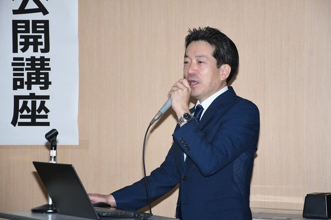 肝臓の検査の重要性を説く飛田博史診療科長=出雲市塩冶町、島根大医学部付属病院