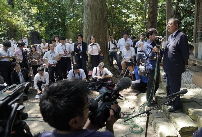 自民党総裁選への立候補を表明する石破茂氏（右端）＝８月24日、鳥取県八頭町