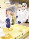 オリジナル菓子の試作品を用意する松江農林の生徒たち＝松江市八束町波入、彩雲堂本社工場