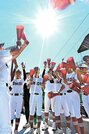 
          
強い日差しの中、応援する応援団ら
        