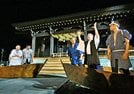 後鳥羽上皇の来島８００年を記念した島民劇で、海士町に配流された後鳥羽上皇の思いや島民との関わりを熱演する出演者＝２０２２年３月、島根県海士町海士の隠岐神社