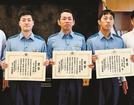 乗用車の運転手を救助し表彰された、左から横山陽一巡査長、妹尾育佳巡査部長、武部僚巡査