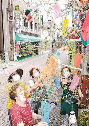 七夕飾りを眺めながら街の活性化を願う有志の女性たち＝浜田市紺屋町