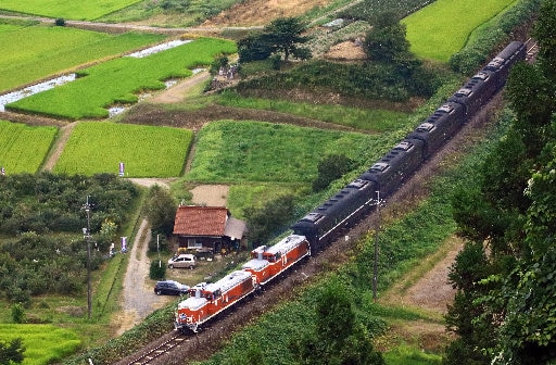 重連運転するＤＬやまぐち号＝島根県津和野町中座