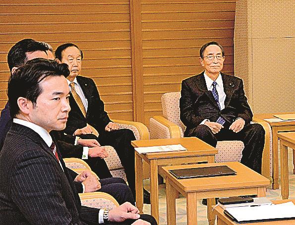 議院運営委員会の与野党代表者らとの懇談に臨む細田博之衆院議長（中央）＝１月２４日、東京・永田町の衆院議長公邸